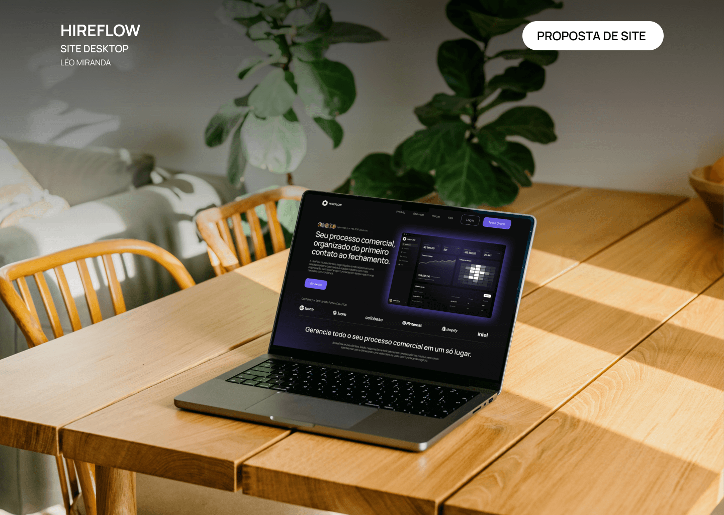 Landing page do HIREFLOW aberta num notebook sobre uma mesa de madeira