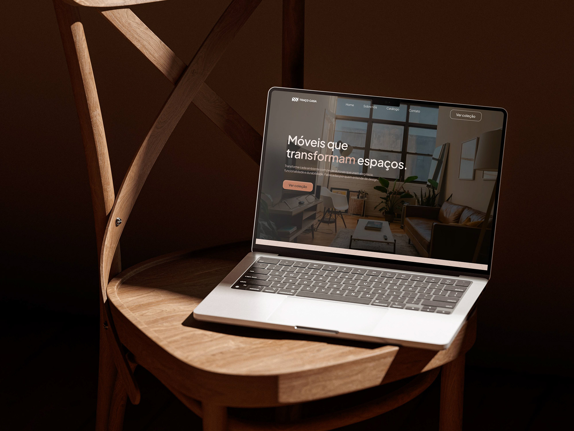 Landing page da Traço Casa aberta num notebook apoiado numa cadeira de madeira